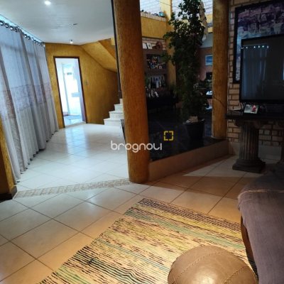 Casa com 378m², 4 quartos (sendo 4 suítes), 3 garagens, no bairro Ponta de Baixo em São José