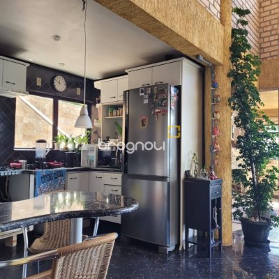 Casa com 378m², 4 quartos (sendo 4 suítes), 3 garagens, no bairro Ponta de Baixo em São José