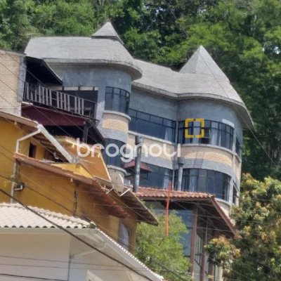 Casa com 378m², 4 quartos (sendo 4 suítes), 3 garagens, no bairro Ponta de Baixo em São José