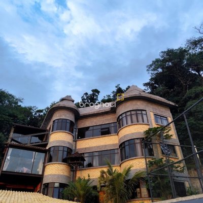 Casa com 378m², 4 quartos (sendo 4 suítes), 3 garagens, no bairro Ponta de Baixo em São José