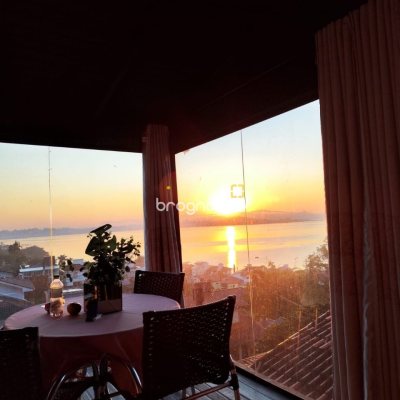 Casa com 378m², 4 quartos (sendo 4 suítes), 3 garagens, no bairro Ponta de Baixo em São José
