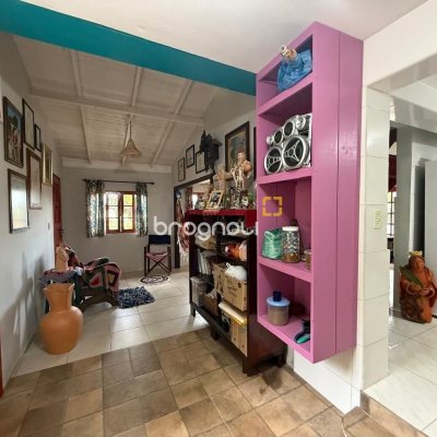 Casa com 154m², 2 quartos (sendo 1 suíte), 1 garagem, no bairro Ponta de Baixo em São José