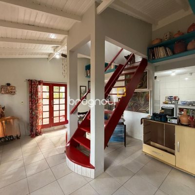 Casa com 154m², 2 quartos (sendo 1 suíte), 1 garagem, no bairro Ponta de Baixo em São José