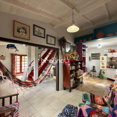 Casa com 154m², 2 quartos (sendo 1 suíte), 1 garagem, no bairro Ponta de Baixo em São José