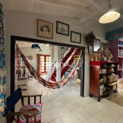 Casa com 154m², 2 quartos (sendo 1 suíte), 1 garagem, no bairro Ponta de Baixo em São José