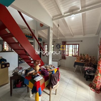 Casa com 154m², 2 quartos (sendo 1 suíte), 1 garagem, no bairro Ponta de Baixo em São José