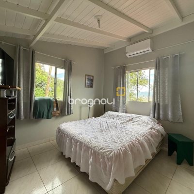 Casa com 154m², 2 quartos (sendo 1 suíte), 1 garagem, no bairro Ponta de Baixo em São José