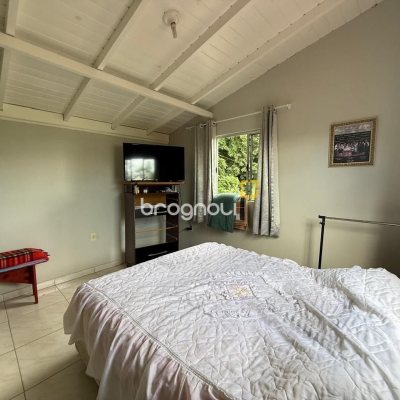 Casa com 154m², 2 quartos (sendo 1 suíte), 1 garagem, no bairro Ponta de Baixo em São José