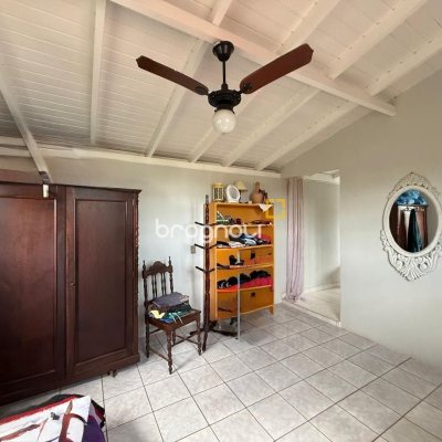 Casa com 154m², 2 quartos (sendo 1 suíte), 1 garagem, no bairro Ponta de Baixo em São José