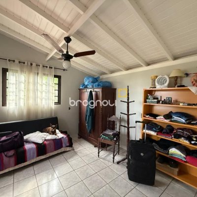 Casa com 154m², 2 quartos (sendo 1 suíte), 1 garagem, no bairro Ponta de Baixo em São José