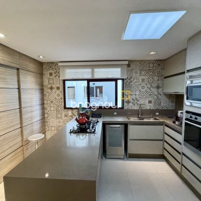 Apartamento com 130m², 4 quartos (sendo 2 suítes), 3 garagens, no bairro Agronômica em Florianópolis
