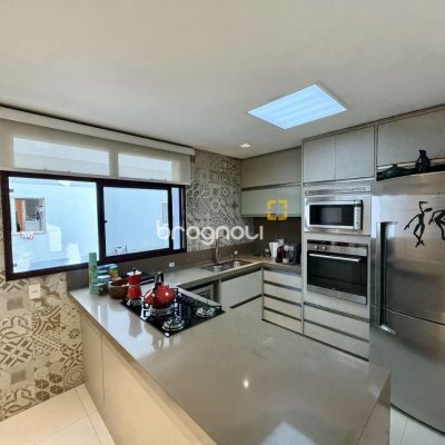 Apartamento com 130m², 4 quartos (sendo 2 suítes), 3 garagens, no bairro Agronômica em Florianópolis