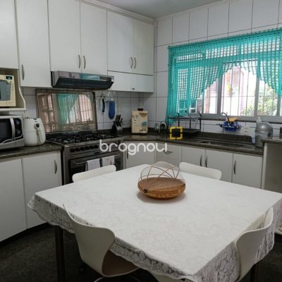 Casa com 139m², 3 quartos (sendo 1 suíte), 2 garagens, no bairro Jardim Atlântico em Florianópolis