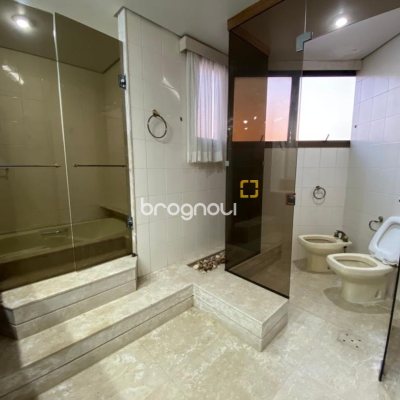 Apartamento com 283m², 3 quartos (sendo 2 suítes), 2 garagens, no bairro Beira Mar em Florianópolis
