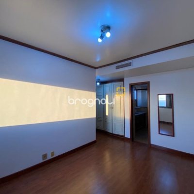 Apartamento com 283m², 3 quartos (sendo 2 suítes), 2 garagens, no bairro Beira Mar em Florianópolis
