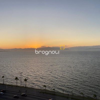 Apartamento com 283m², 3 quartos (sendo 2 suítes), 2 garagens, no bairro Beira Mar em Florianópolis