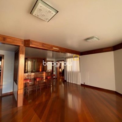 Apartamento com 283m², 3 quartos (sendo 2 suítes), 2 garagens, no bairro Beira Mar em Florianópolis
