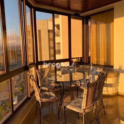 Apartamento com 283m², 3 quartos (sendo 2 suítes), 2 garagens, no bairro Beira Mar em Florianópolis
