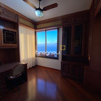 Apartamento com 283m², 3 quartos (sendo 2 suítes), 2 garagens, no bairro Beira Mar em Florianópolis