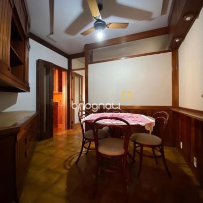 Apartamento com 283m², 3 quartos (sendo 2 suítes), 2 garagens, no bairro Beira Mar em Florianópolis