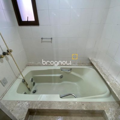 Apartamento com 283m², 3 quartos (sendo 2 suítes), 2 garagens, no bairro Beira Mar em Florianópolis
