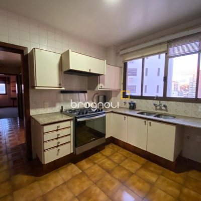 Apartamento com 283m², 3 quartos (sendo 2 suítes), 2 garagens, no bairro Beira Mar em Florianópolis