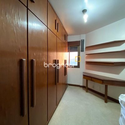 Apartamento com 283m², 3 quartos (sendo 2 suítes), 2 garagens, no bairro Beira Mar em Florianópolis