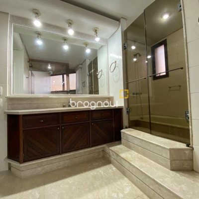 Apartamento com 283m², 3 quartos (sendo 2 suítes), 2 garagens, no bairro Beira Mar em Florianópolis