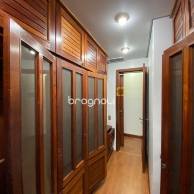 Apartamento com 283m², 3 quartos (sendo 2 suítes), 2 garagens, no bairro Beira Mar em Florianópolis