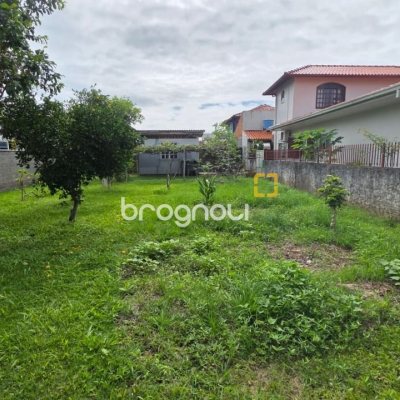 Terreno com 360m², no bairro Carianos em Florianópolis
