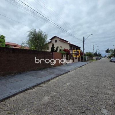 Terreno com 360m², no bairro Carianos em Florianópolis