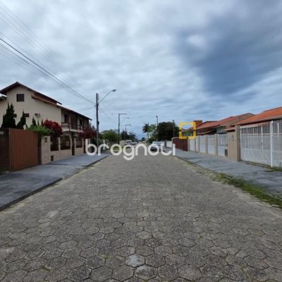 Terreno com 360m², no bairro Carianos em Florianópolis