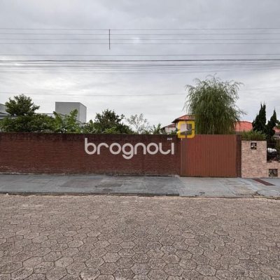 Terreno com 360m², no bairro Carianos em Florianópolis