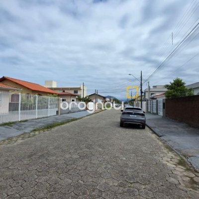 Terreno com 360m², no bairro Carianos em Florianópolis