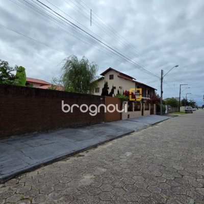 Terreno com 360m², no bairro Carianos em Florianópolis