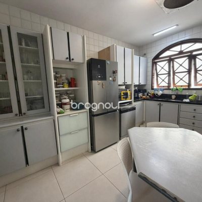 Casa com 241m², 5 quartos (sendo 2 suítes), 4 garagens, no bairro Bom Abrigo em Florianópolis