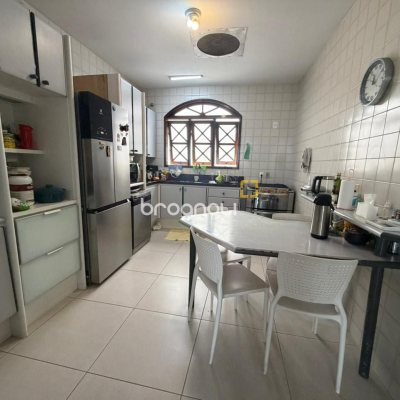Casa com 241m², 5 quartos (sendo 2 suítes), 4 garagens, no bairro Bom Abrigo em Florianópolis