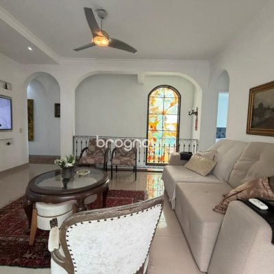 Casa com 241m², 5 quartos (sendo 2 suítes), 4 garagens, no bairro Bom Abrigo em Florianópolis