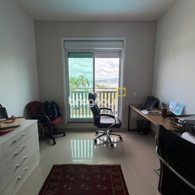 Casa com 241m², 5 quartos (sendo 2 suítes), 4 garagens, no bairro Bom Abrigo em Florianópolis