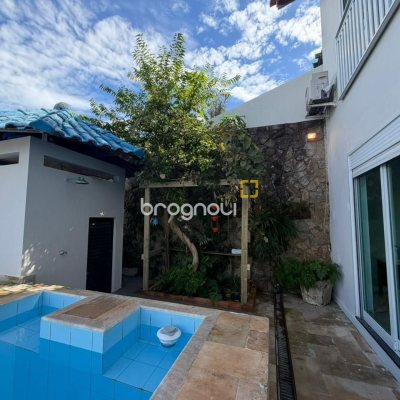Casa com 241m², 5 quartos (sendo 2 suítes), 4 garagens, no bairro Bom Abrigo em Florianópolis