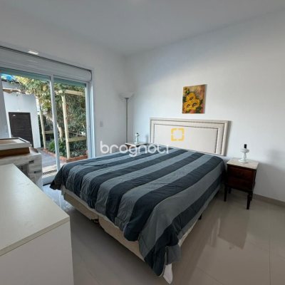 Casa com 241m², 5 quartos (sendo 2 suítes), 4 garagens, no bairro Bom Abrigo em Florianópolis