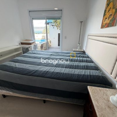 Casa com 241m², 5 quartos (sendo 2 suítes), 4 garagens, no bairro Bom Abrigo em Florianópolis