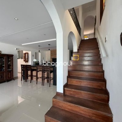 Casa com 241m², 5 quartos (sendo 2 suítes), 4 garagens, no bairro Bom Abrigo em Florianópolis