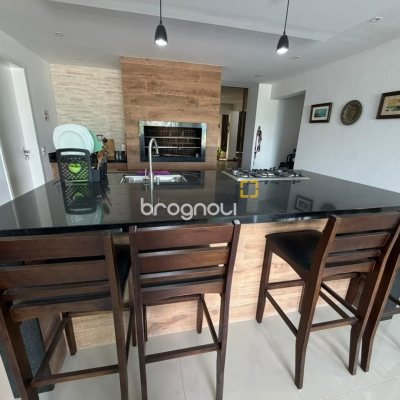 Casa com 241m², 5 quartos (sendo 2 suítes), 4 garagens, no bairro Bom Abrigo em Florianópolis