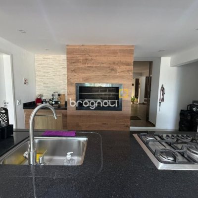Casa com 241m², 5 quartos (sendo 2 suítes), 4 garagens, no bairro Bom Abrigo em Florianópolis
