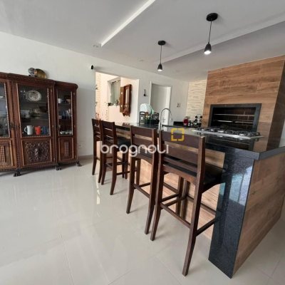 Casa com 241m², 5 quartos (sendo 2 suítes), 4 garagens, no bairro Bom Abrigo em Florianópolis
