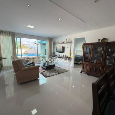 Casa com 241m², 5 quartos (sendo 2 suítes), 4 garagens, no bairro Bom Abrigo em Florianópolis