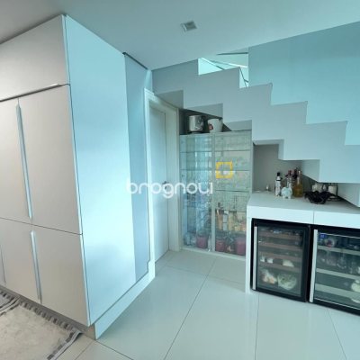 Apartamento com 280m², 4 quartos (sendo 4 suítes), 4 garagens, no bairro Canasvieiras em Florianópolis