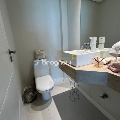 Apartamento com 280m², 4 quartos (sendo 4 suítes), 4 garagens, no bairro Canasvieiras em Florianópolis