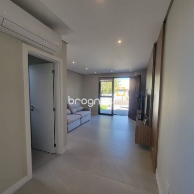 Casa com 217m², 3 quartos (sendo 3 suítes), 2 garagens, no bairro Cachoeira do Bom Jesus em Florianópolis